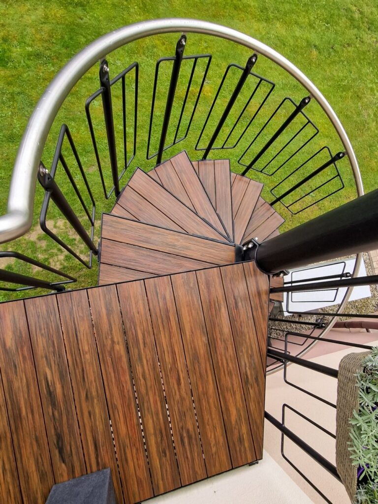 wykończenie stopni schodów zewnętrznych krętych