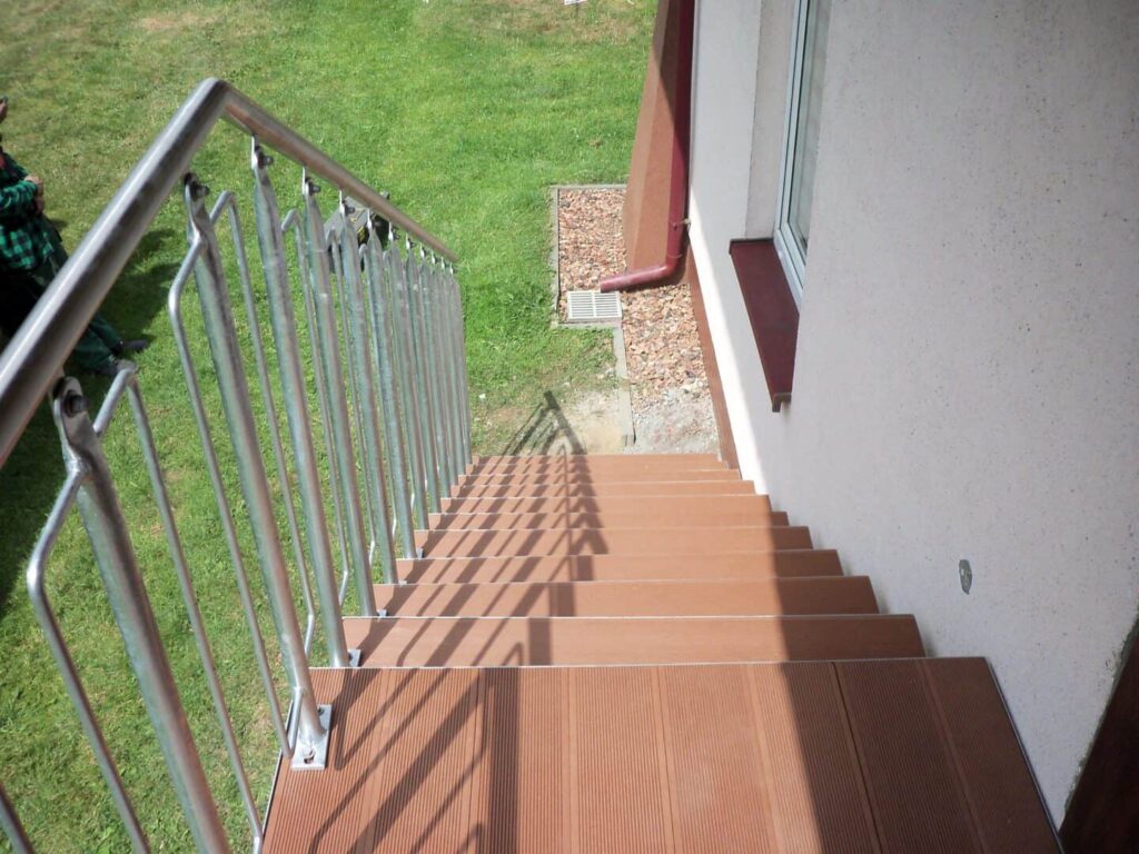 deska kompozytowa na stopnie schodów zewnętrznych