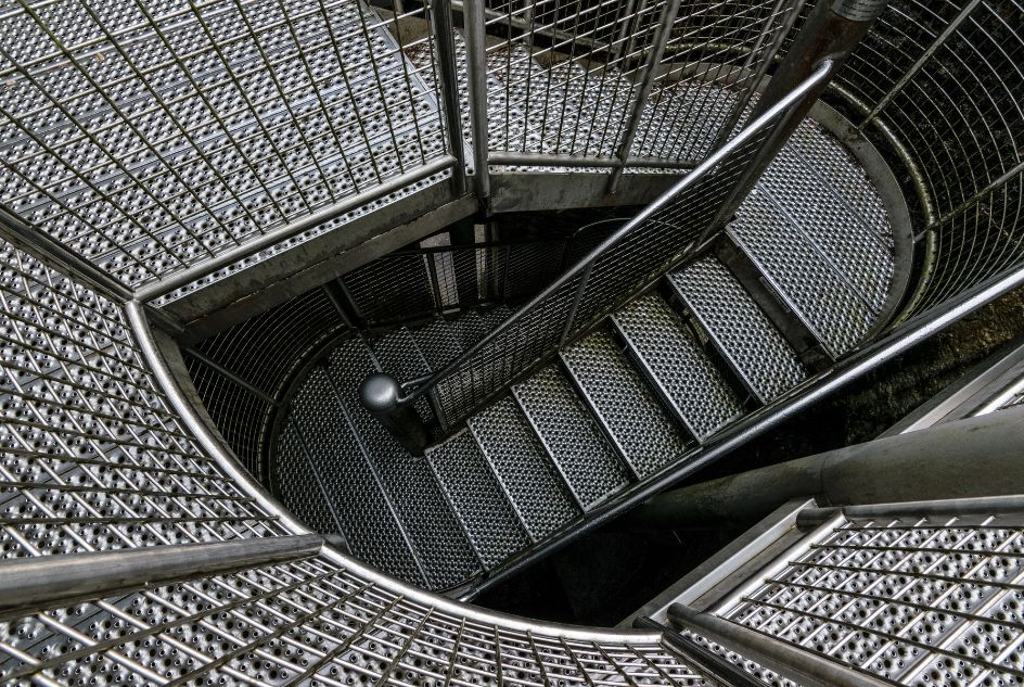 technologie bezpieczeństwa w schodach zewnętrznych stalowych